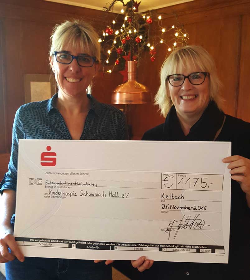 Scheckübergabe durch Yvonne Gachstetter an Frau Winter vom Kinderhospiz Schwäbisch Hall