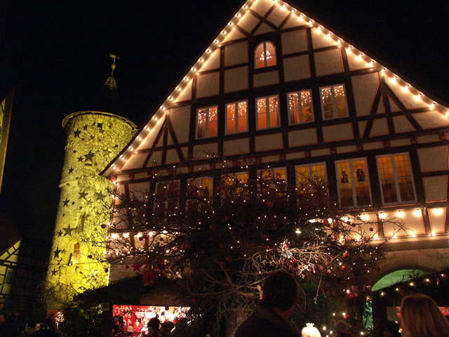 Märchenhafter Weihnachtsmarkt in Niederstetten - Schimmelturm und Rathaus