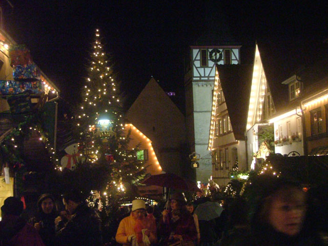 Märchenhafter Weihnachtsmarkt in Niederstetten bei Nacht
