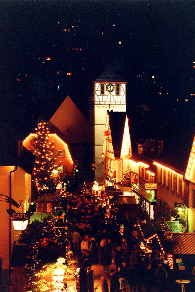 Märchenhafter Weihnachtsmarkt in Niederstetten von oben, bei Nacht