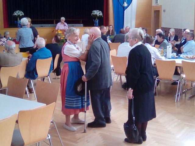 65 Jahre Patenschaft Bartenstein/Bartenstein (Ostpreußen) - Frau Carola Sielmann begrüßt die Geschwister Schulz (alle drei waren von Anfang an dabei)