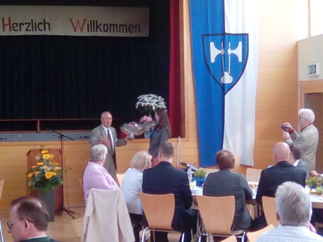 65 Jahre Patenschaft Bartenstein/Bartenstein (Ostpreußen) - Herr von der Groeben überreicht Frau Förderer einen Blumenstrauß
