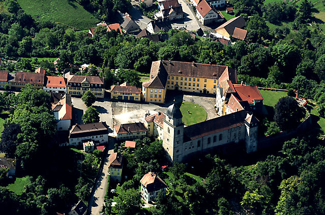 Luftaufnahme von Schloss Bartenstein und Umgebung