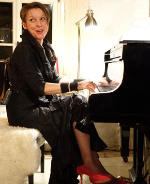 Monika Kolar am Klavier mit ihrer Version von Friedrich Hollaenders Chanson