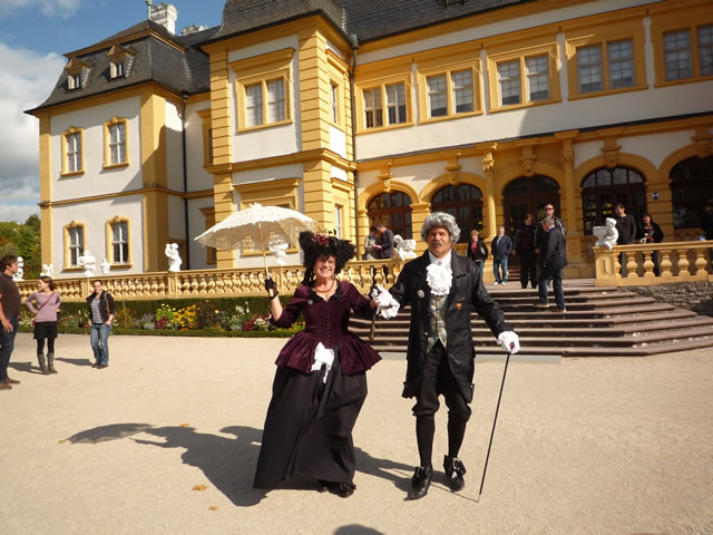 Anne und Claus Reimann vor dem Schloss Veitshöchheim