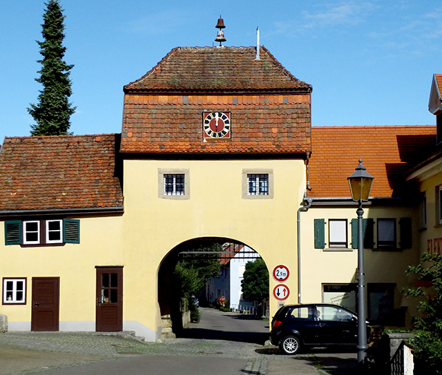 Riedbacher Tor mit neuer Turmuhr