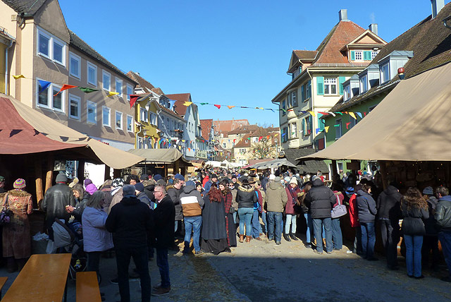 Stadtfeiertag/Februarmarkt mit Mittelaltermarkt in Kirchberg an der Jagst - reges Markttreiben