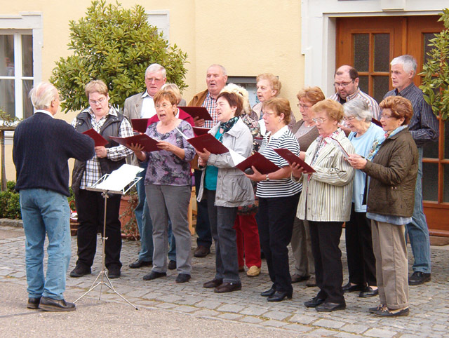 Saengergemeinschaft Ettenhause-Bartenstein vor dem Rathaus in Bartenstein 2012