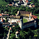 Luftaufnahme von Schloss Bartenstein und Umgebung